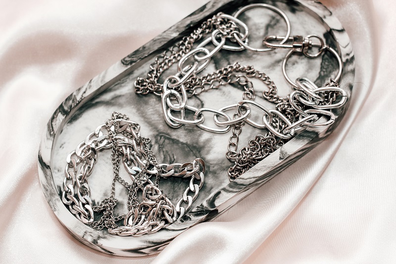 الفضة تهوي بنحو 5% مع انحسار موجة صعود الذهب