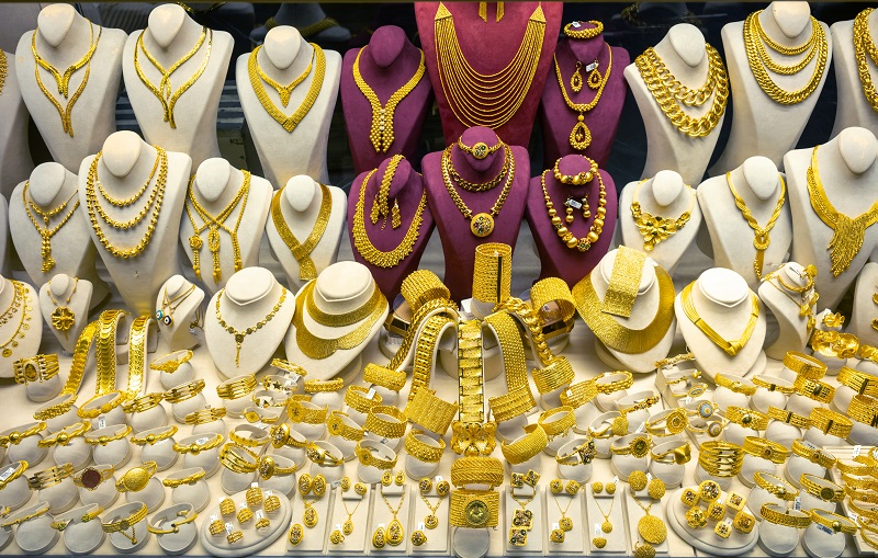 Gold Climbs as Dollar Weakens, Mideast Hopes Grow