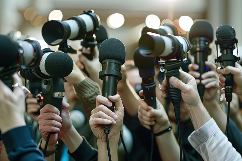 الصحافة في مهب الريح: هل ينجو العالم من أزمة المعلومات الكبرى؟