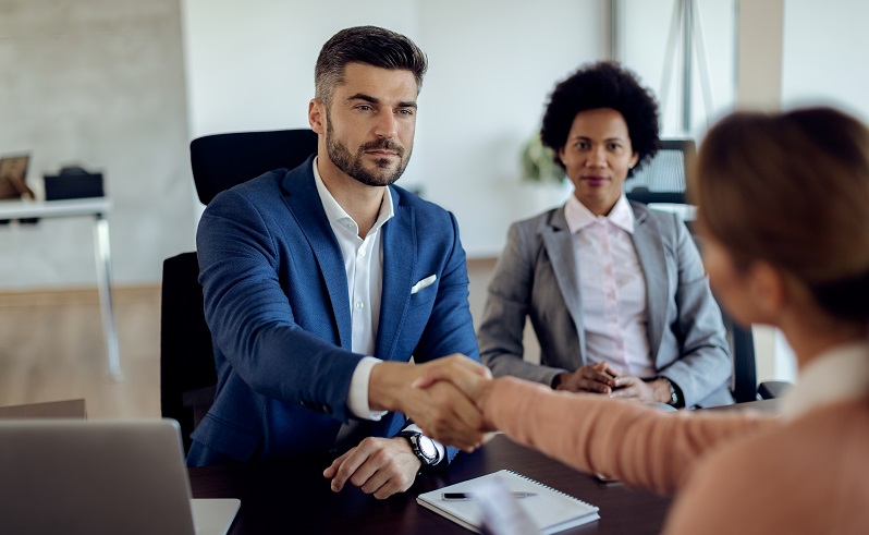 الجمود العالمي: هل انتهى عصر العمل اللائق؟