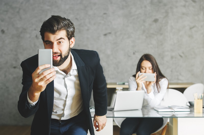 كيف تتحول الرسائل المسيئة إلى خسائر في الإنتاجية والمواهب؟