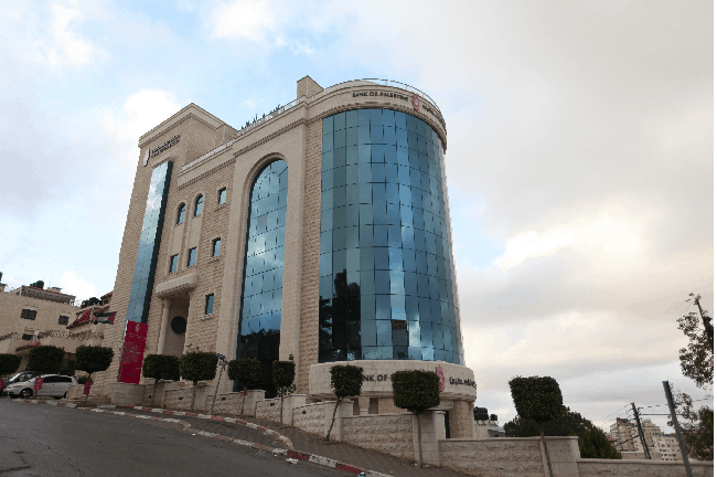 بنك فلسطين يعلن أسماء الفائزتين بالجائزة الأولى