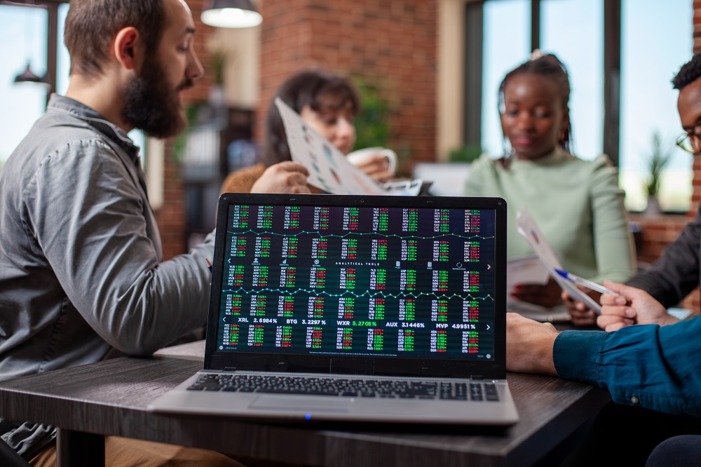 Ο Dow Jones Συνεχίζει την Άνοδο Παρά τις Πιέσεις